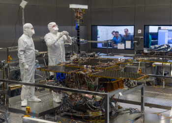 Il rover Rosalind Franklin durante alcuni controlli nella camera bianca di Airbus. Foto scattata ad autunno 2019. Il rover marziano europeo è emblematico della quantità di enti, aziende e persone diverse che possono lavorare ad una missione spaziale così complessa.