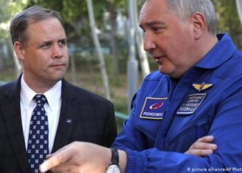 Jim Bridenstine con Dmitry Rogozin (sulla destra) al cosmodromo di Baikonur nel 2018.