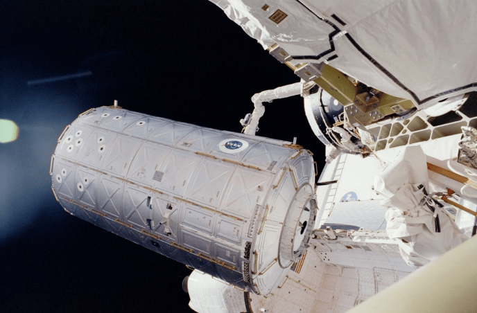 Il modulo laboratorio Destiny mentre viene spostato dallo shuttle Atlantis della missione STS-98 e attaccato alla ISS (2001).