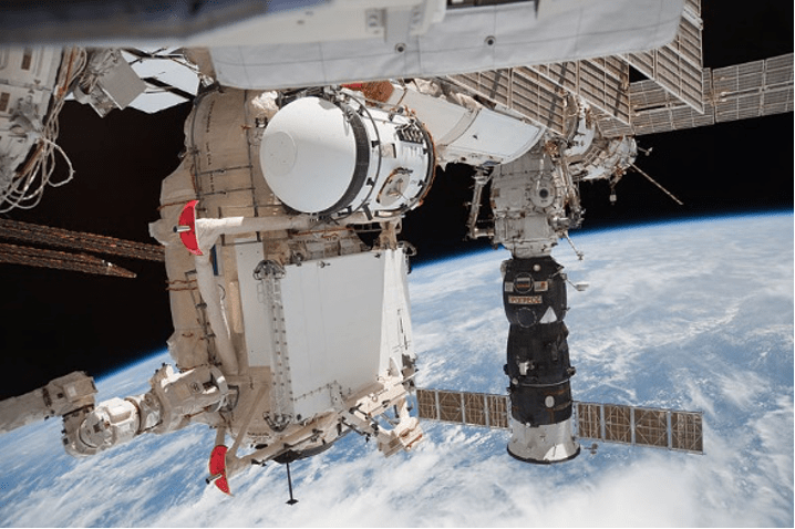 Il modulo russo Rassvet viene agganciato al modulo Zarya dal Canadarm-2 durante la missione STS-132 dello shuttle Atlantis (2010). Cr: NASA