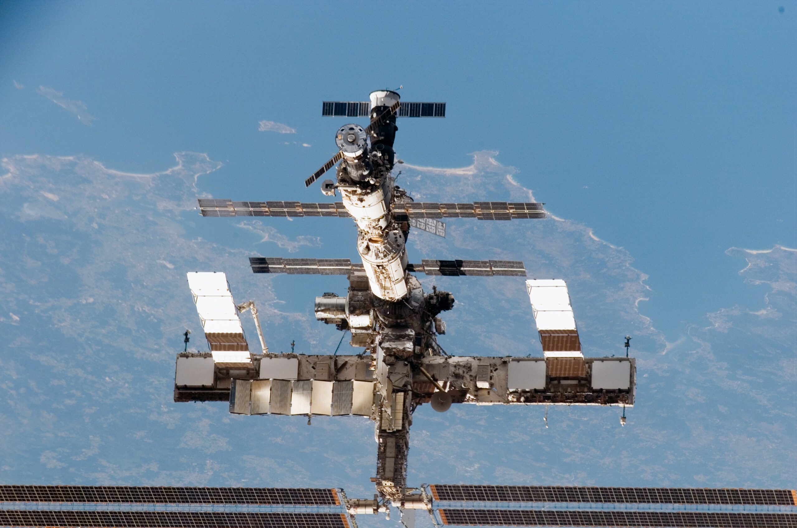 Figure 12 – La ISS come appariva nell’agosto del 2005 dallo Space Shuttle Discovery della missione STS-121, la prima dopo il disastro del Columbia del 2003. Cr: NASA