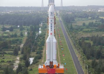 Il Lunga Marcia 5 mentre viene portato alla rampa di lancio ad inizio della scorsa settimana.