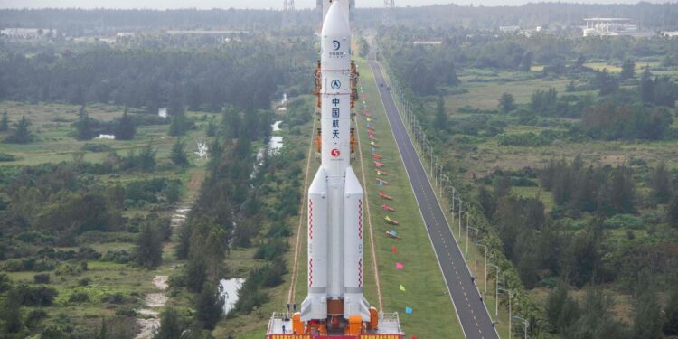 Il Lunga Marcia 5 mentre viene portato alla rampa di lancio ad inizio della scorsa settimana.