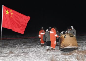 Il momento di arrivo della squadra di recupero alla capsula di rientro di Chang'e 5. Credits: CASC