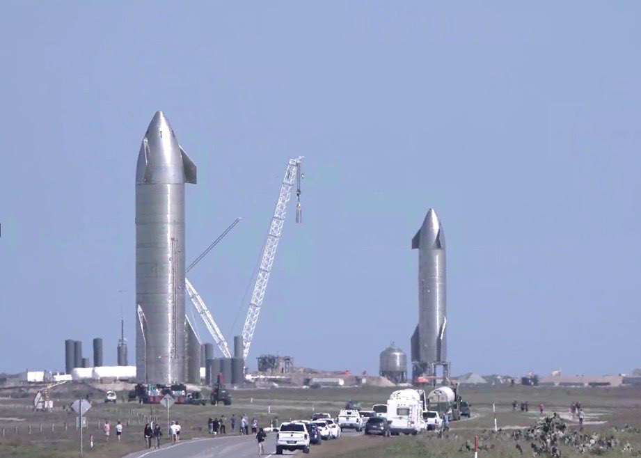 Starship SN10 in primo piano mentre viene spostata al pad di test. Sullo sfondo Starship SN9. Credits: Elon Musk