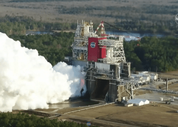 Lo stand di test dello Stennis Space Center durante l'accensione del primo stadio dell'SLS. Credits: NASA.