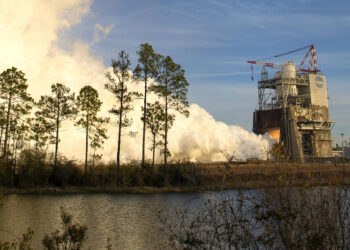 Il primo test del nuovo motore RS-25 per le missioni successive ad Artemis 4. In foto lo stand A-1 dello Stennis Space Center Credits: NASA.