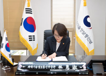 Lim Hyesook nel momento della firma degli Accordi Artemis a nome della Corea del Sud. Credits: NASA