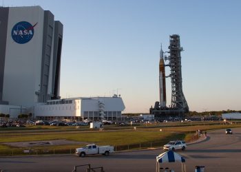 Le gigantesche porte del VAB lasciano uscire per la prima volta il razzo SLS ad aprile 2022. La rampa che sorregge l'SLS è la ML1. Credits. NASA HQ PHOTO