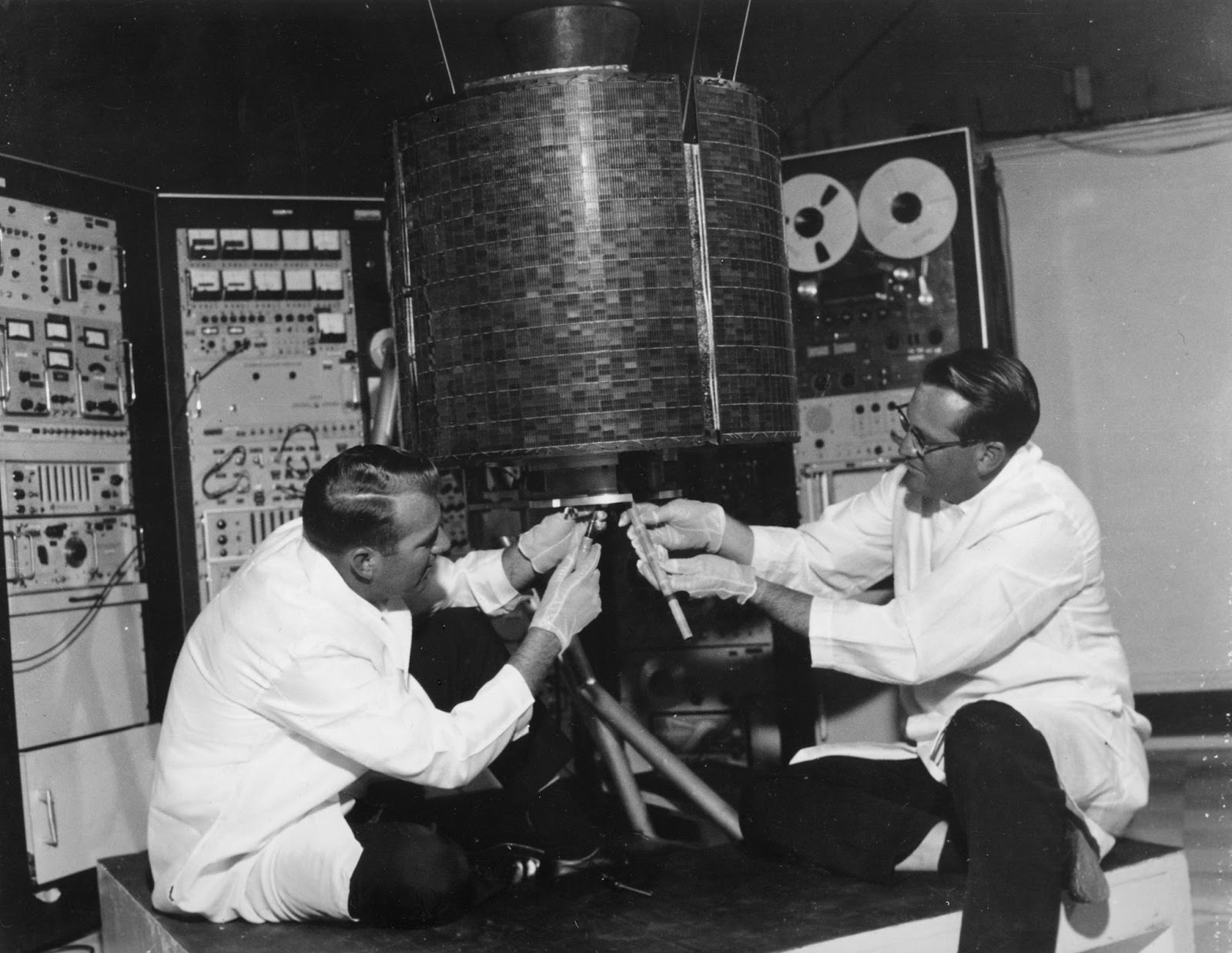Gli ingegneri Stanley R. Peterson e Ray Bowerman controllano il satellite Intelsat I - Early Bird - (Foto: NASA) 