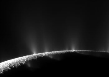 Immagini degli spruzzi simili a geyser della luna saturniana Encelado catturate nel 2009 dalla sonda Cassini. Credits: NASA/JPL-Caltech/Space Science Institute