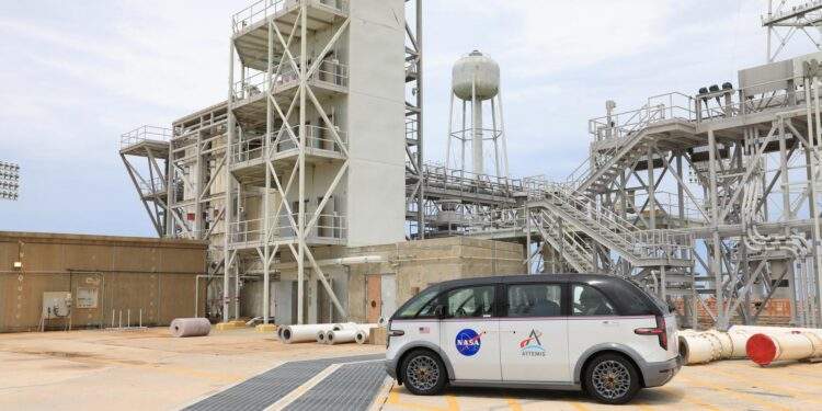 Uno dei tre "crew transportation vehicle" (Canoo technologies Inc.) in attesa dell'equipaggio presso il Launch Pad 39B del KSC. Credits. NASA/Kim Shiflett