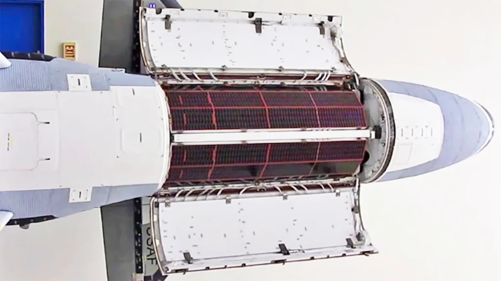 Lo spazioplano X-37B con la baia aperta e i pannelli solari esposti. 