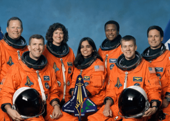 L'equipaggio della missione STS-107 a bordo dello Space Shuttle Columbia che si disintegrò durante il rientro in atmosfera l'1 febbraio 2003, uccidendo tutti e sette gli astronauti. Da sinistra: Brown, Husband, Clark, Chawla, Anderson, McCool, Ramon. Credits: NASA