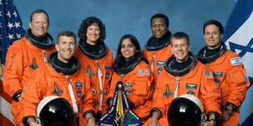 L'equipaggio della missione STS-107 a bordo dello Space Shuttle Columbia che si disintegrò durante il rientro in atmosfera l'1 febbraio 2003, uccidendo tutti e sette gli astronauti. Da sinistra: Brown, Husband, Clark, Chawla, Anderson, McCool, Ramon. Credits: NASA