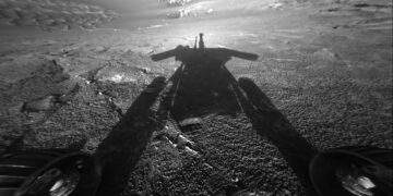 Immagine catturata da Opportunity in cui si vede la sua stessa ombra, il 26 luglio 2004 o 180° Sol della missione. Credits: NASA/JPL-Caltech