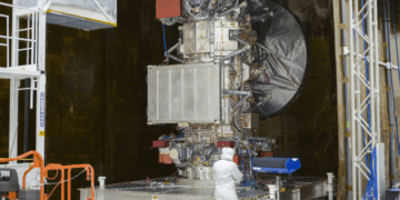 La sonda Europa Clipper della NASA, con tutti i suoi strumenti installati, nella camera bianca dell'High Bay 1 presso il JPL. La tenda attorno al veicolo è servita a supportare i test elettromagnetici. Credits: NASA/JPL-Caltech