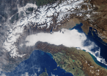 Foto scattata dalla missione Copernicus Sentinel-3 il 29 gennaio 2024, che mostra un mix di nebbia e smog che ricopre la Pianura Padana, nel nord Italia. Credits: Copernicus Sentinel, ESA