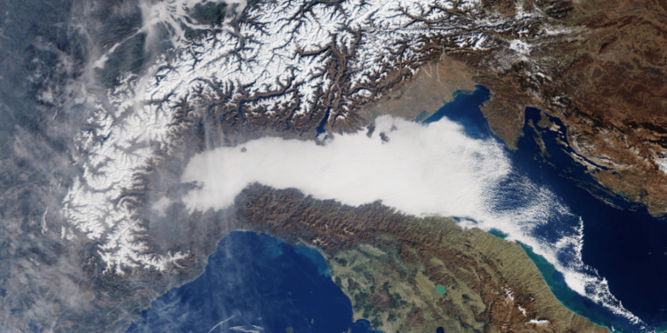 Foto scattata dalla missione Copernicus Sentinel-3 il 29 gennaio 2024, che mostra un mix di nebbia e smog che ricopre la Pianura Padana, nel nord Italia. Credits: Copernicus Sentinel, ESA