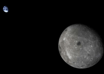 Una foto della Luna e Terra realizzata dal satellite Chang'e 5 t1