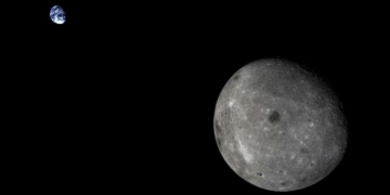 Una foto della Luna e Terra realizzata dal satellite Chang'e 5 t1