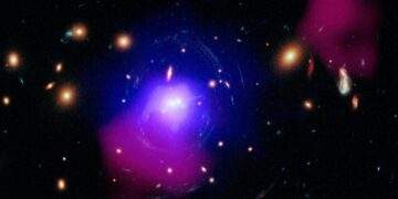 Immagine dell'ammasso di galassie SDSS J1531+3414 in radiazione X, ottica e radio. I punti arancioni sparsi sullo sfondo sono intere galassie. Sulla galassia a sinistra si estendono diversi ammassi stellari, come perline su un filo. Nubi blu (nei raggi X) e rosa (nel radio) si estendono attorno alle galassie per migliaia di anni luce. Credits: X-ray: NASA/CXC/SAO/O. Omoruyi et al.; Optical: NASA/ESA/STScI/G. Tremblay et al.; Radio: ASTRON/LOFAR