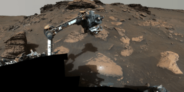 Il rover Perseverance mette il suo braccio robotico al lavoro attorno a uno sperone roccioso chiamato “Skinner Ridge” in una serie di immagini catturate a giugno e luglio 2022 dal sistema di telecamere Mastcam-Z. Lo strumento SHERLOC è montato all'estremità del braccio. Credits: NASA/JPL-Caltech/ASU/MSSS