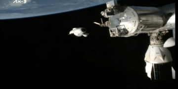 A sinistra la capsula Dragon di Ax-3. Ancora attraccata, sulla destra, la capsula dragon della missione Crew-7