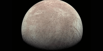 Immagine della luna gioviana Europa, catturata dall'imager JunoCam a bordo della sonda Juno della NASA durante il sorvolo ravvicinato della missione il 29 settembre 2022. Credits: NASA/JPL-Caltech/SwRI/MSSS