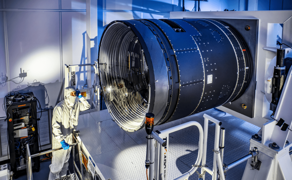 Travis Lange, vice project manager della camera LSST, e la gigantesca camera. Credits: J. Ramseyer Orrell/SLAC National Accelerator Laboratory