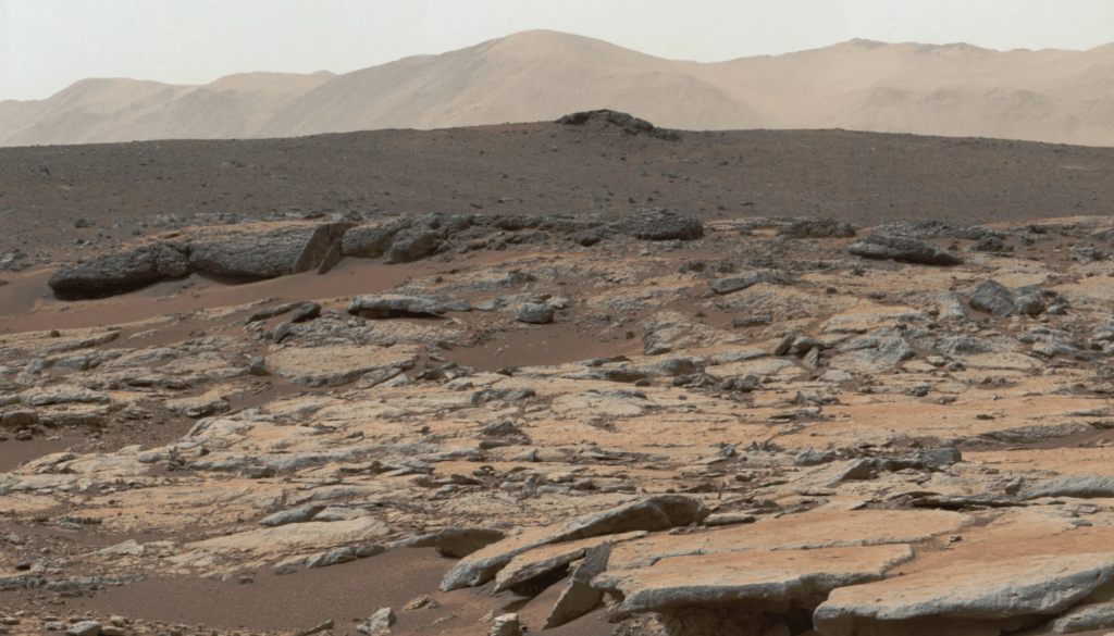 Vista del rover Curiosity sul cratere Gale, nel 2013. Credits: NASA/JPL-Caltech/MSSS