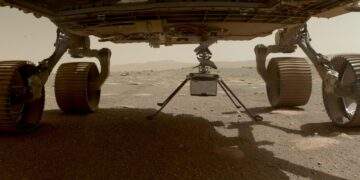 L'elicottero Ingenuity scende dalla pancia del rover Perseverance, il 4 aprile 2021. Credits: CREDIT: NASA/JPL-Caltech