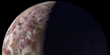 Porzione della prima immagine in assoluto sulla regione polare sud della luna gioviana Io, ottenuta con la JunoCam a bordo della sonda Juno della NASA durante il 60esimo sorvolo di Giove il 9 aprile. Credits: NASA/JPL-Caltech/SwRI/MSSS