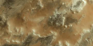 Le macchie scure in questa immagine del Mars Express dell'ESA sono il segno rivelatore della presenza di "ragni", strutture scure nel ghiaccio sparse nella regione polare meridionale del Pianeta Rosso. Credits: ESA/DLR/FU Berlin