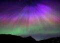 L'aurora polare sopra Edimburgo, in scozia, la sera del 10 maggio 2024. Credits: PA, skynews