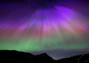 L'aurora polare sopra Edimburgo, in scozia, la sera del 10 maggio 2024. Credits: PA, skynews