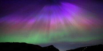 L'aurora polare sopra Edimburgo, in scozia, la sera del 10 maggio 2024. Credits: PA, skynews