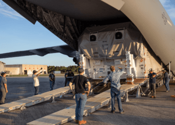 I tecnici scaricano il più grande veicolo spaziale per missioni planetarie della NASA, Europa Clipper, da un aereo da trasporto C-17 Globemaster III dell'aeronautica americana presso la struttura di lancio e atterraggio del Kennedy Space Center in Florida, il 23 maggio. Credits: NASA/Isaac Watson