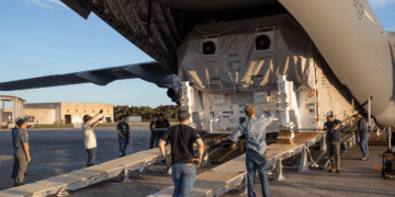 I tecnici scaricano il più grande veicolo spaziale per missioni planetarie della NASA, Europa Clipper, da un aereo da trasporto C-17 Globemaster III dell'aeronautica americana presso la struttura di lancio e atterraggio del Kennedy Space Center in Florida, il 23 maggio. Credits: NASA/Isaac Watson