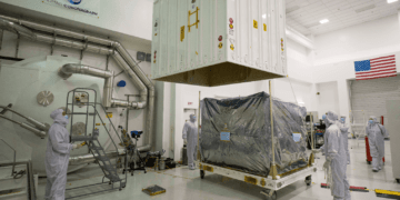 Il 17 maggio al JPL i membri del team del Roman Coronagraph Instrument hanno usato una gru per sollevare la parte superiore del container in cui è stato immagazzinato lo strumento per il suo viaggio verso il Goddard Space Flight Center. Credits: NASA/JPL-Caltech