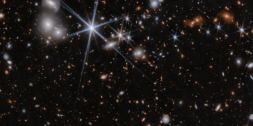 Immagine che mostra l'ambiente del sistema galattico ZS7 dal programma JWST PRIMER, visto dallo strumento NIRCam. Credits: ESA/Webb, NASA, CSA, J. Dunlop, D. Magee, PG Pérez-González, H. Übler, R. Maiolino, et. al