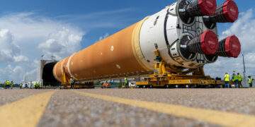 Il primo stadio del razzo SLS in partenza verso il Kennedy Space Center. Credits: NASA