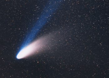 La cometa C/1995 O1, meglio nota come Hale-Bopp, il 14 marzo 1997, in una foto ottenuta con un teleobiettivo. Credits: ESO/E. Slawik