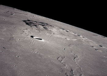 Vista dall'orbita di Mons Rümker, una giovane formazione vulcanica lunare e sito di atterraggio della missione cinese Chang'e-5. Credits: NASA