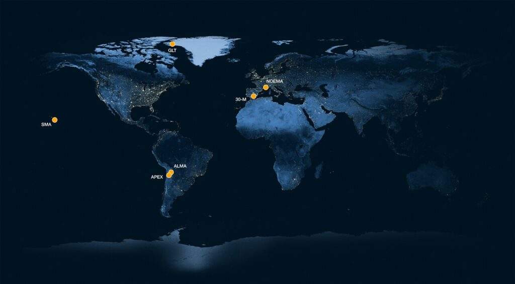 In questa mappa i punti gialli indicano la posizione delle antenne e degli array che hanno partecipato all'esperimento condotto dall'Event Horizon Telescope (EHT) Collaboration. Credits: ESO/M. Kornmesser