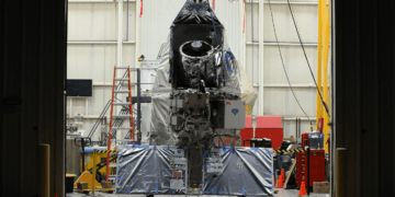 EXCITE (EXoplanet Climate Infrared TElescope) è appeso al soffitto della sede della Columbia Scientific Balloon Facility a Fort Sumner, New Mexico. Credits: NASA/Jeanette Kazmierczak