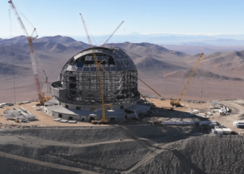 L'Extremely Large Telescope, in costruzione in Cile, durante il rivestimento della cupola in acciaio. Credits: ESO