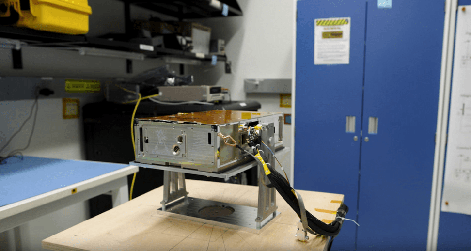 Il piccolo cubesat BursCube della NASA su una piattaforma in un laboratorio del Goddard Space Flight Center, durante la calibrazione degli strumenti nel 2023. Credits: NASA/Sophia Roberts