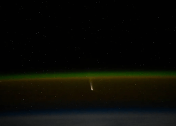 La cometa C/2023 A3 Tsuchinshan-ATLAS fotografata dall'astronauta Don Pettit dalla Stazione Spaziale Internazionale con una fotocamera Nikon Z9, obiettivo 200mm f/2, 1/8", ISO 25600. Credits: NASA