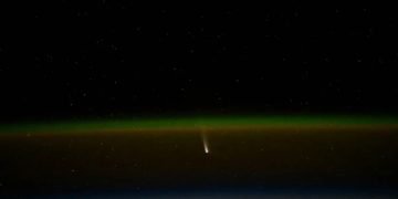 La cometa C/2023 A3 Tsuchinshan-ATLAS fotografata dall'astronauta Don Pettit dalla Stazione Spaziale Internazionale con una fotocamera Nikon Z9, obiettivo 200mm f/2, 1/8", ISO 25600. Credits: NASA